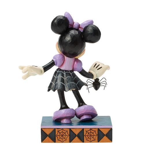 Dit opvallende Disney Traditions Halloween Minnie Mouse beeldje in de Webtastic-uitvoering is een echte must-have voor Disney- en Halloween-liefhebbers. De spinnenjurk en subtiele webdetails geven Minnie een ondeugende, maar stijlvolle uitstraling.
Dankzij het vakmanschap van Jim Shore staat dit beeldje garant voor kwaliteit, detail en tijdloze Disney-magie. Ideaal om cadeau te geven of om het hele jaar door te genieten van dit bijzondere verzamelstuk.