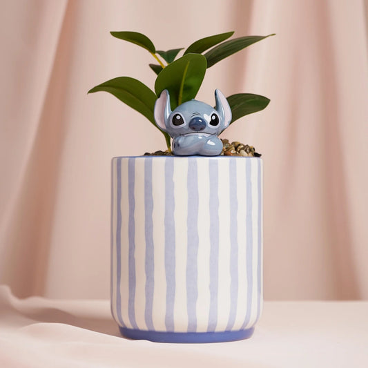 Schattige Disney Stitch plantenpot met realistische nep plant, perfect cadeau voor fans van Lilo & Stitch en liefhebbers van leuke woonaccessoires.