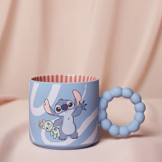 Vrolijke Disney mok met levendige kleuren en schattige Stitch-afbeelding, perfect als cadeau voor fans van Lilo & Stitch.
