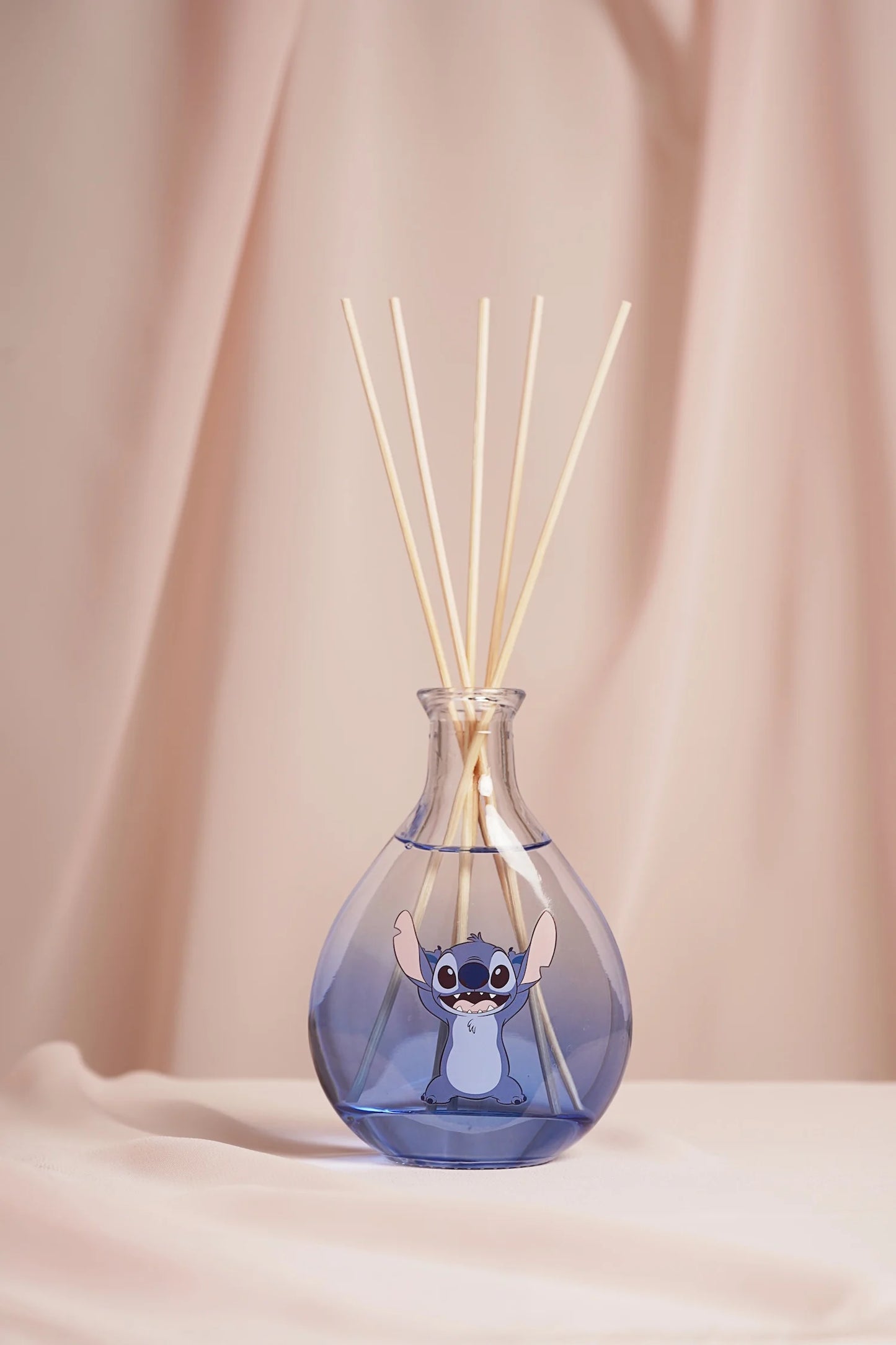 Decoratieve Disney Stitch geur diffuser met ‘Soft Cotton’ parfum en speels Lilo & Stitch-design – ideaal als stijlvolle geurverspreider én cadeau.