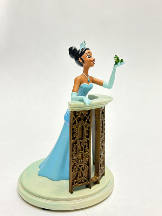 Gedetailleerd beeldje van Tiana en de kikker uit The Princess and the Frog met levendige kleuren.