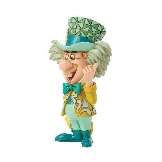 Laat je meevoeren naar een wereld vol fantasie met deze Mad Hatter Traditions mini figuur. De iconische uitstraling en verfijnde details zorgen voor een charmant decoratiestuk dat prachtig staat op een plank, bureau of in een vitrinekast. Een must-have voor elke sprookjesliefhebber.