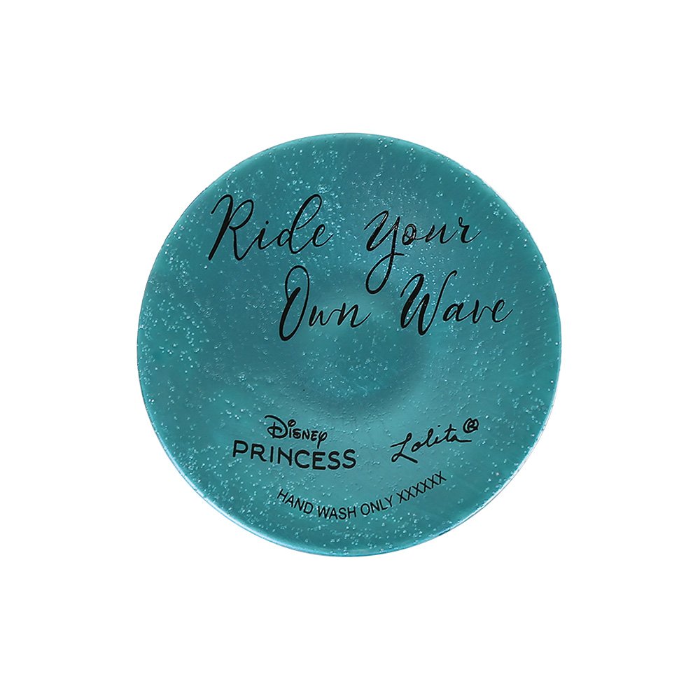 Laat elk glas stralen met het Disney Ariel Wijnglas “Ride Your Own Wave”. Het subtiele oceaandesign en de inspirerende tekst maken dit glas zowel functioneel als decoratief bijzonder.