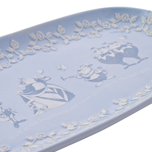 Alice in Wonderland serveerbord: Lichtblauw keramisch bord met geglazuurde afwerking, prachtige illustraties en teksten, eerbetoon aan het fantasieverhaal, zonder theepot.