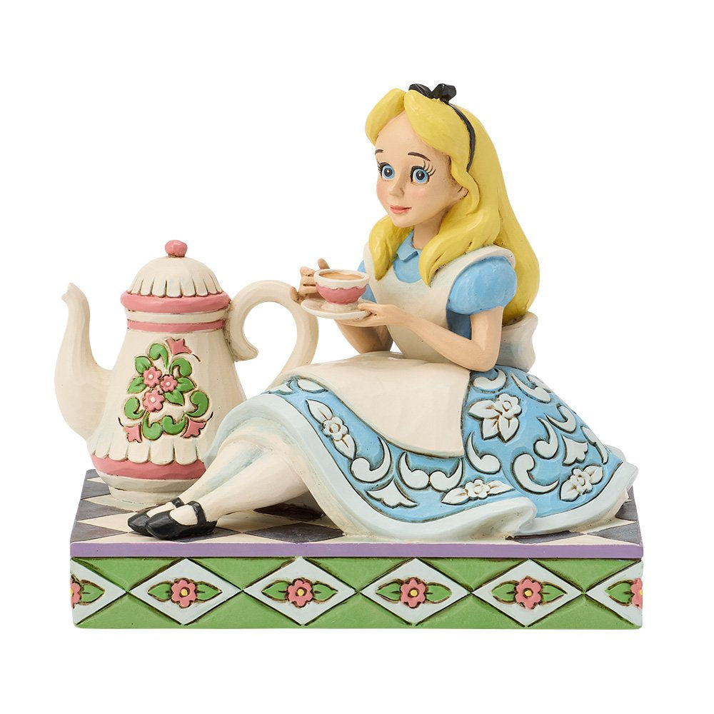 Disney Traditions A Cup of Curiosity toont Alice met een theepot in een speelse scène uit Alice in Wonderland, gedetailleerd en ideaal als decoratie of verzamelobject.