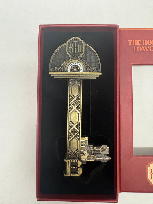 Gedetailleerde decoratieve sleutel geïnspireerd op The Twilight Zone Tower of Terror attractie.