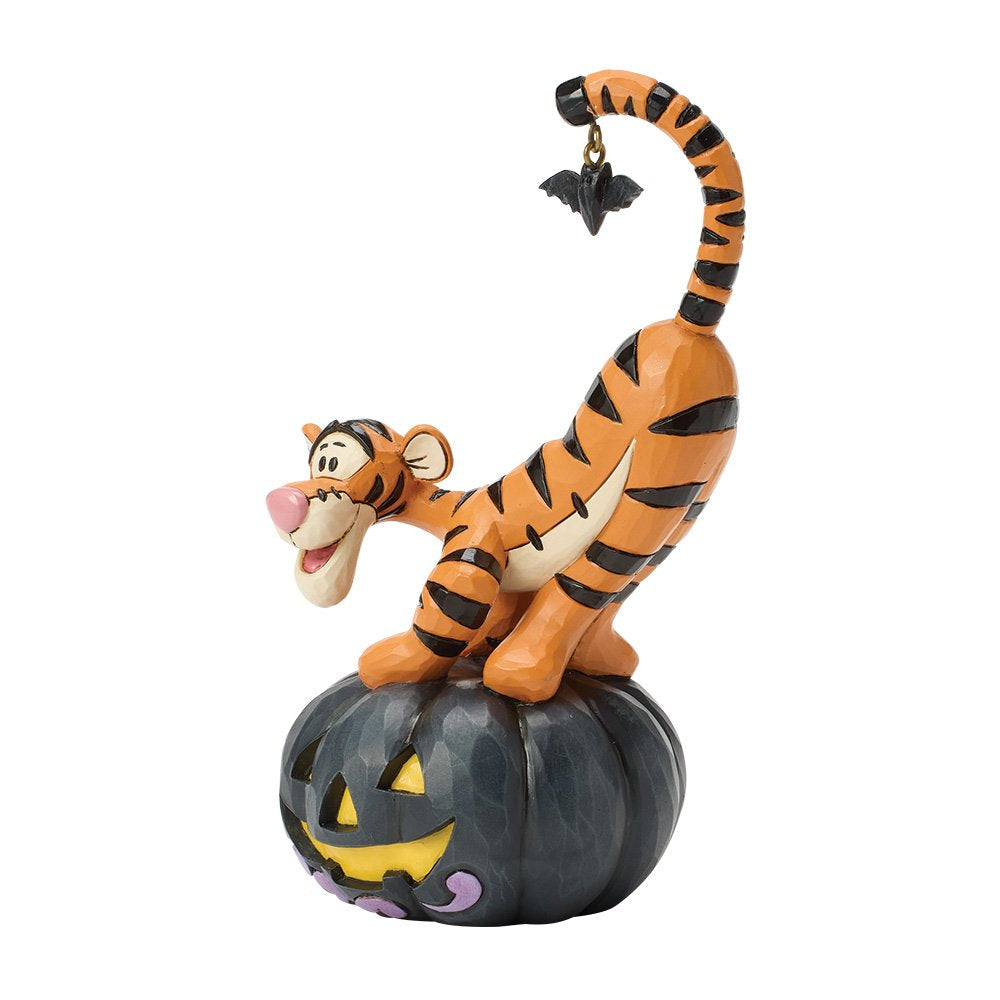 Geef een vrolijk Disney-Halloweencadeau met het Bat-Tastic Fun ‘Tigger on Jack-o’-Lantern’ beeldje. Ideaal voor verzamelaars en fans van Tigger.