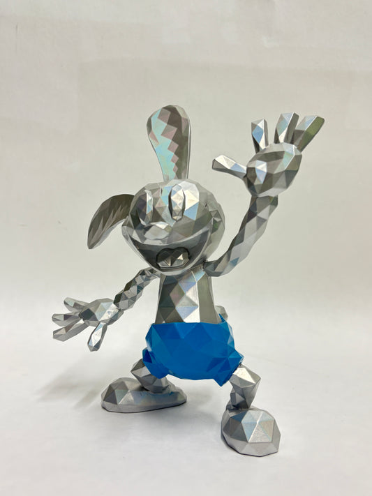 Charmant beeldje van Oswald, Disney’s eerste animatiefiguur, met vrolijke pose en kenmerkende oren.