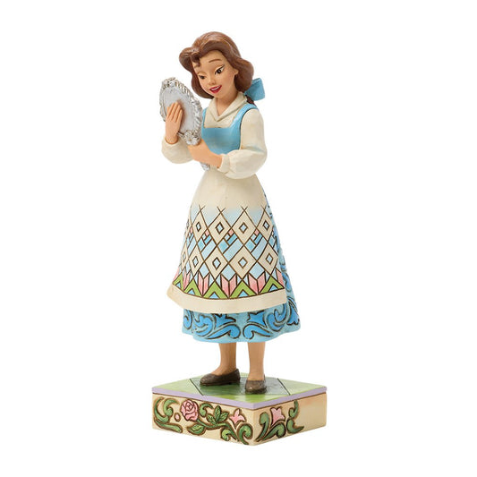 Breng magie uit Beauty and the Beast in huis met dit Disney Traditions beeldje van Belle bij de spiegel. Elegant, gedetailleerd en een betoverende toevoeging aan elke collectie.