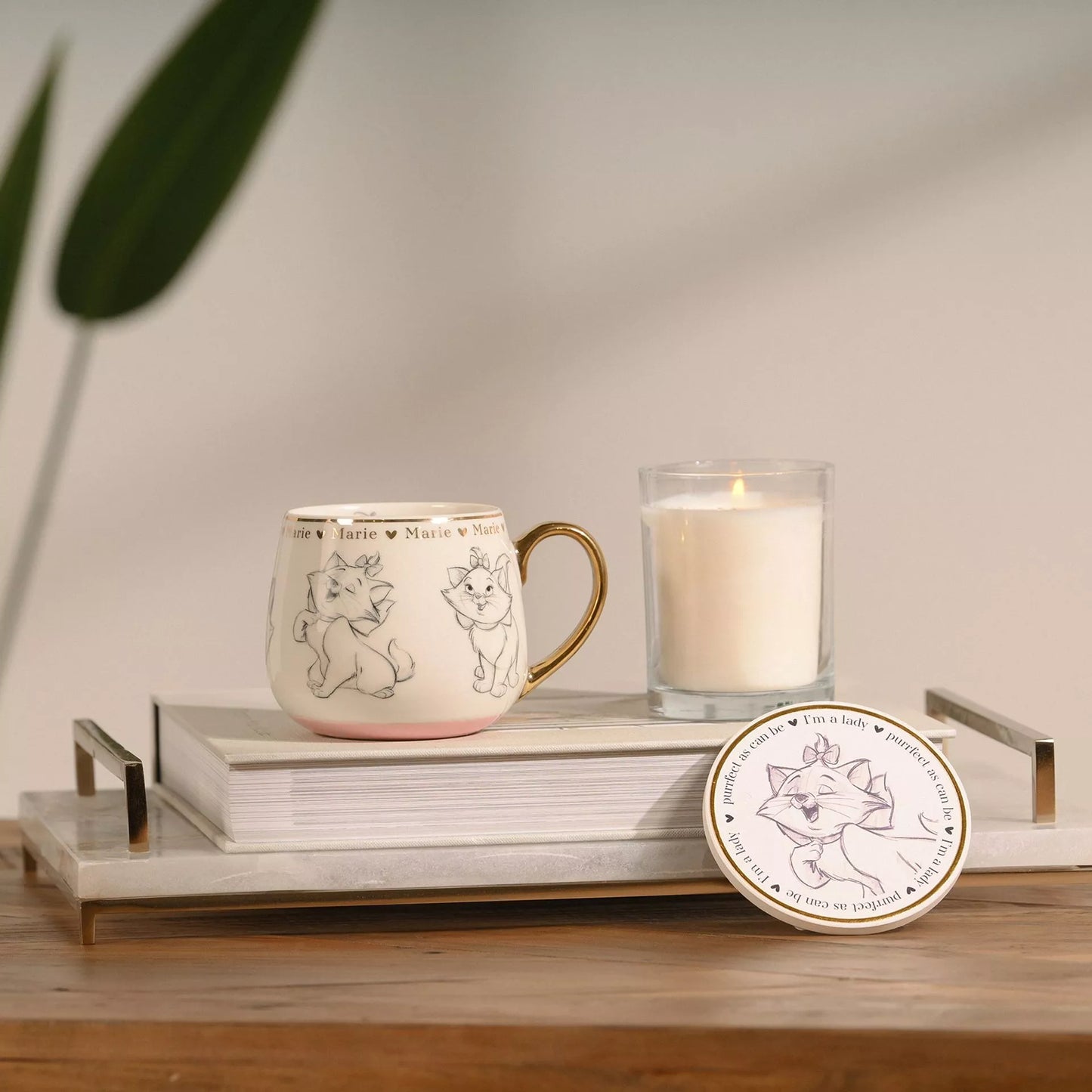 Bone china mok met Marie-illustraties en gouden accenten, een must-have voor Disney-liefhebbers.