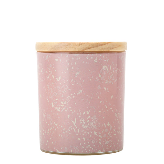 Breng een vrolijke Disney-vibe in huis met de Knorretje Spring Blossom & Acorn geurkaars. Perfect als knus cadeau voor Winnie de Poeh-fans of om jezelf te verwennen met een lenteachtige geurbeleving.