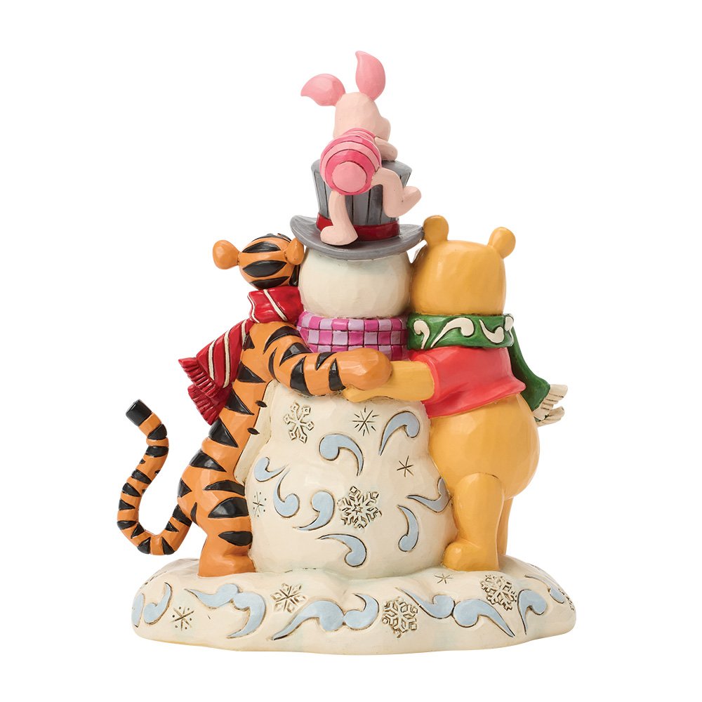Vier de feestdagen met dit Disney Traditions beeldje van Winnie de Pooh en vrienden, warm en charmant omhelzend bij een sneeuwpop. Vrolijk en hartverwarmend in elke collectie.