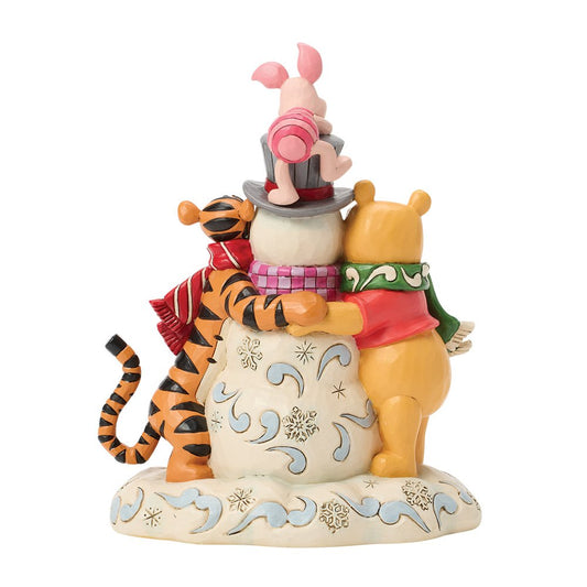Vier de feestdagen met dit Disney Traditions beeldje van Winnie de Pooh en vrienden, warm en charmant omhelzend bij een sneeuwpop. Vrolijk en hartverwarmend in elke collectie.