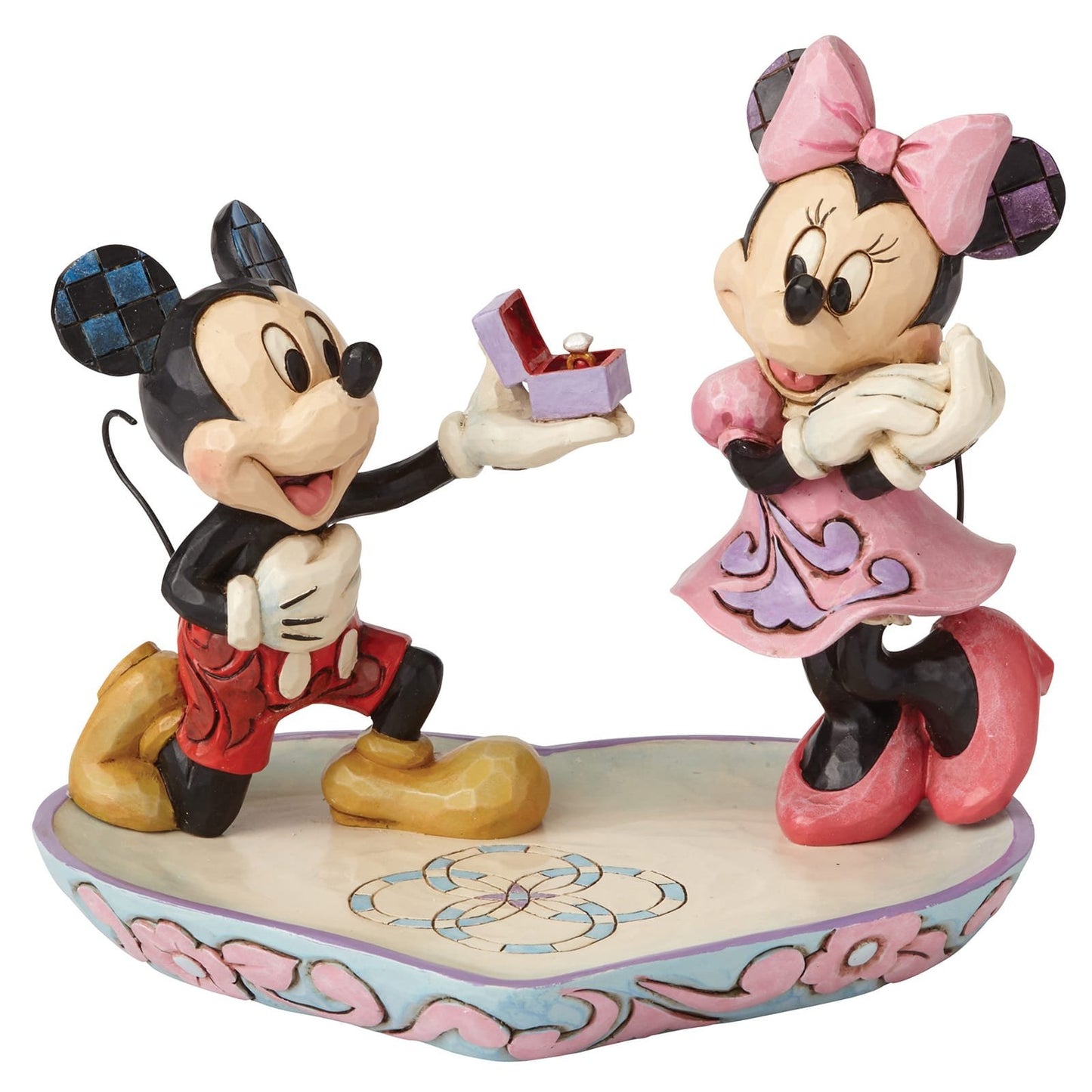 Disney Traditions Mickey Proposing to Minnie beeld van Jim Shore, handbeschilderd Mickey en Minnie Mouse verzamelbeeld met romantisch huwelijksaanzoek en Disney-liefde.