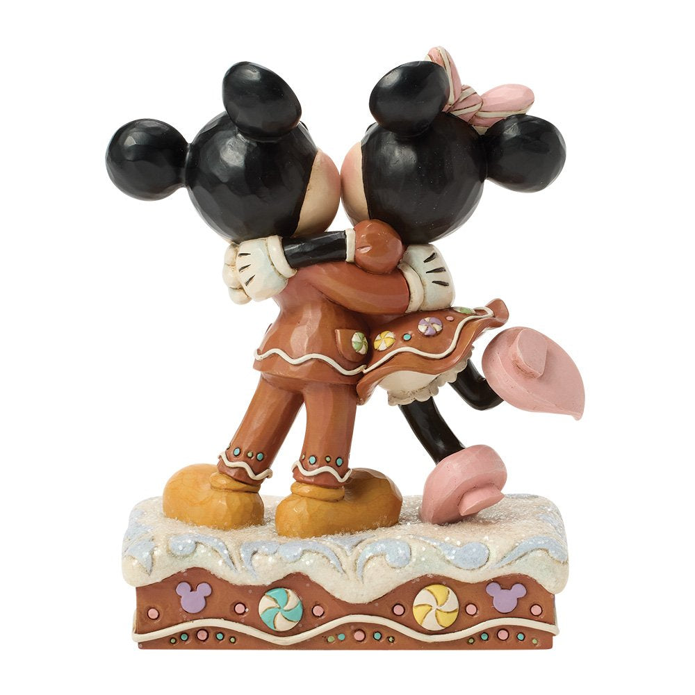 Dit stijlvolle Disney Traditions beeldje van Mickey en Minnie Mouse in de Gingerbread Sugarcoated Sweethearts-uitvoering is een prachtige toevoeging aan elke Disney-collectie. De feestelijke gingerbread-look, gecombineerd met zachte suikerachtige details, geeft het beeldje een unieke en warme uitstraling.

Het ontwerp van Jim Shore staat garant voor kwaliteit, vakmanschap en oog voor detail. Perfect om cadeau te geven of om zelf van te genieten als tijdloze decoratie.