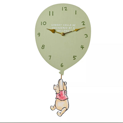 Vrolijke wandklok met Winnie de Poeh illustratie, perfect als cadeau voor Disney-fans van alle leeftijden.