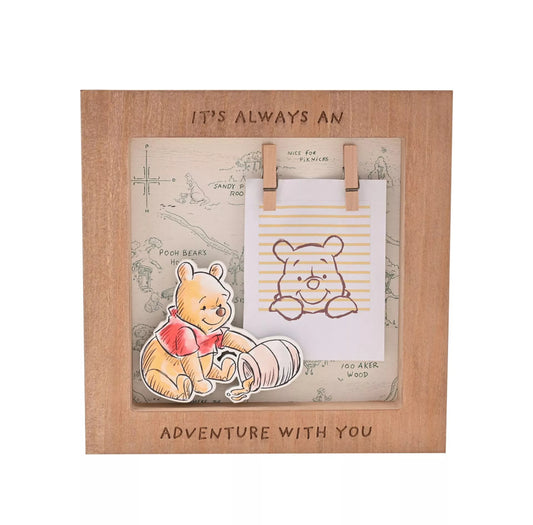 Houten fotolijst met Winnie de Poeh-illustratie en kaart, inclusief kleine wasknijpers voor het ophangen van een foto.
