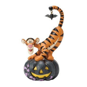 Disney Traditions Bat-Tastic Fun toont Tigger speels op een Jack-o’-lantern. Compact, gedetailleerd en perfect als Halloween-decoratie of Disney-verzamelobject.