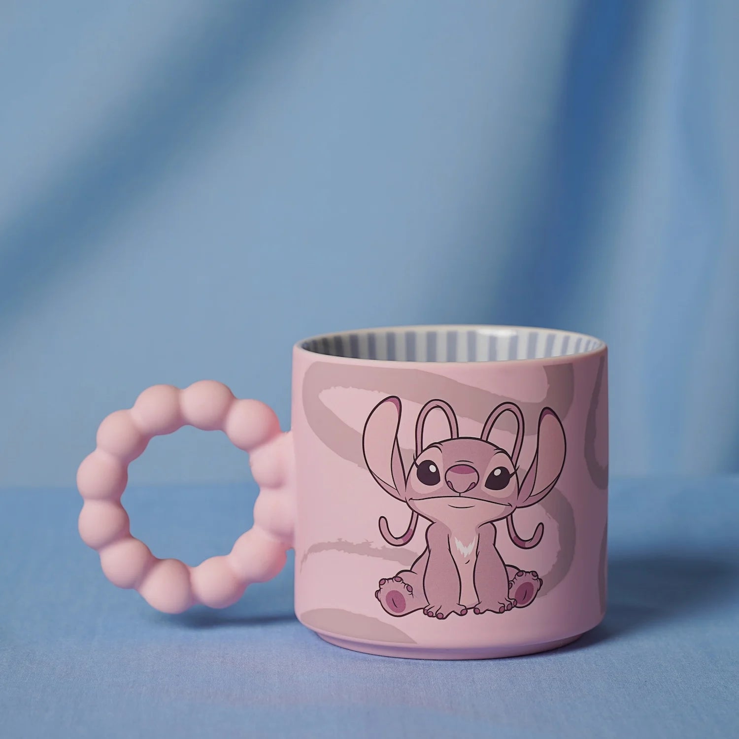 Stijlvolle Disney mok met schattige Angel-print en levendige kleuren, perfect als cadeau voor Disney-fans en verzamelaars.