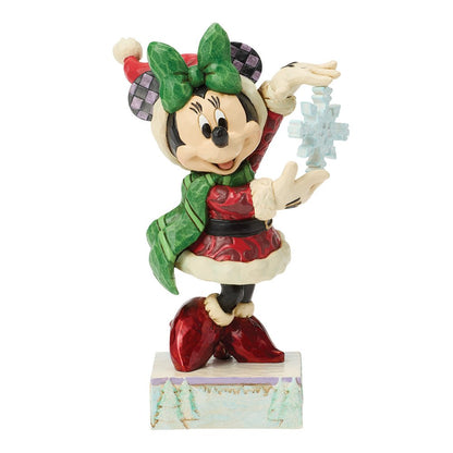 Laat je betoveren door de winterse charme van dit Disney Traditions beeldje van Minnie Mouse – Snow Unique. Met haar sierlijke houding en prachtige sneeuwvlok straalt Minnie pure elegantie uit. De verfijnde winterdetails geven het beeldje een warme, magische uitstraling die perfect past bij een knusse winter- of kerstdecoratie.

Ontworpen door Jim Shore, bekend om zijn traditionele patronen en ambachtelijke afwerking, is dit beeldje een waardevolle toevoeging aan elke Disney-verzameling.