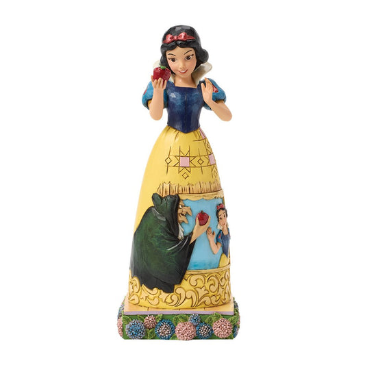 Disney Traditions A Poisoned Promise toont Sneeuwwitje in haar iconische jurk uit Snow White and the Seven Dwarfs. Compact, gedetailleerd en perfect als decoratie of verzamelobject.