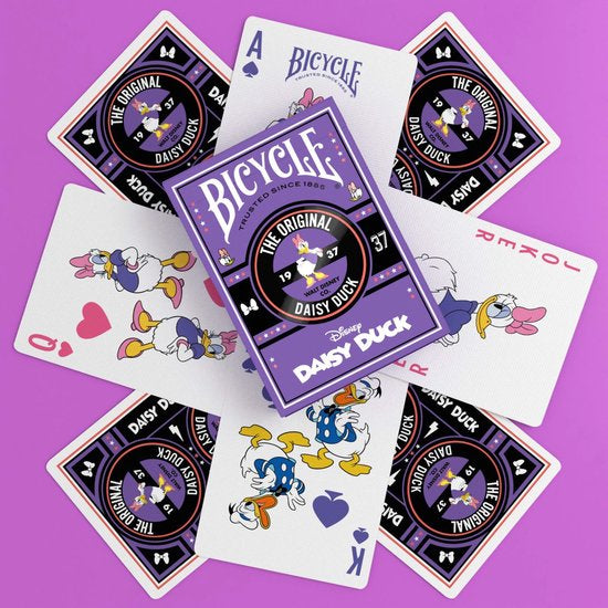 De klassieke kwaliteit van Bicycle gecombineerd met de charme van Katrien Duck. Deze stijlvolle spelkaarten zijn duurzaam, prettig in gebruik en een leuke aanvulling voor elke kaartspelcollectie. Ideaal voor dagelijks gebruik of als verzamelitem.