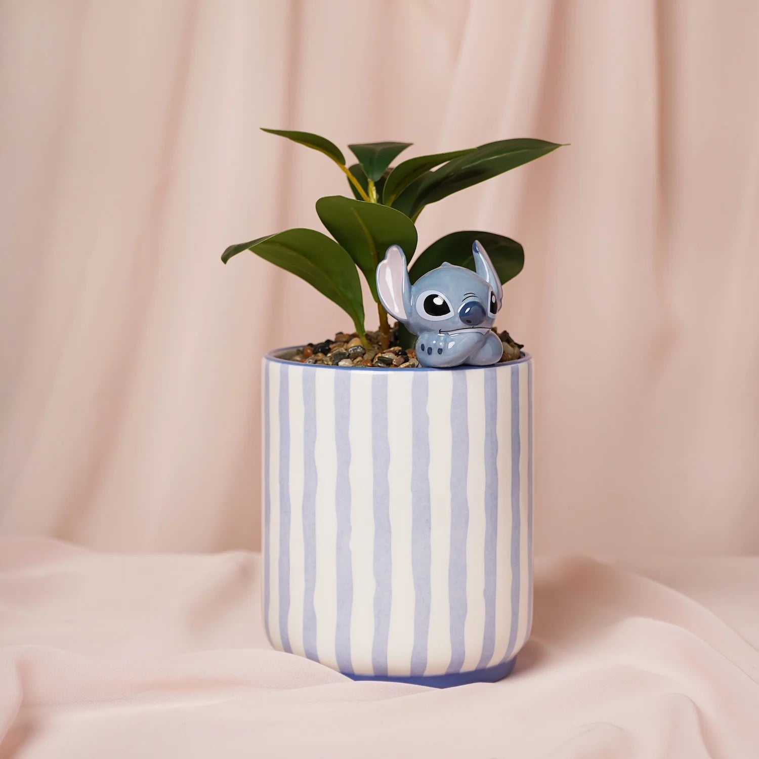 Decoratieve plantenpot met 3D Stitch uit Disney’s Lilo & Stitch, inclusief kunstplant, ideaal voor kinderkamer, bureau of vensterbank.