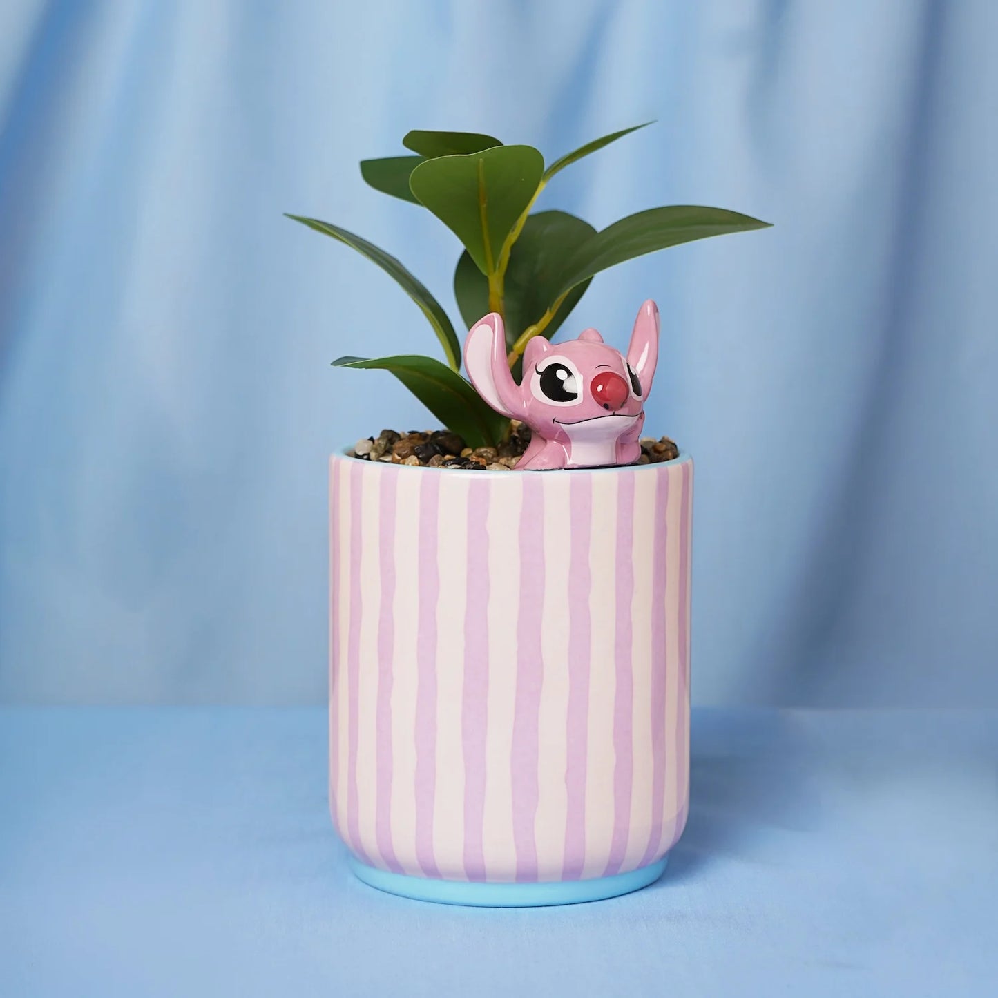 Disney Angel plantenpot met mini Angel-figuurtje en realistische nep plant, een kleurrijke en schattige decoratie voor elk interieur.