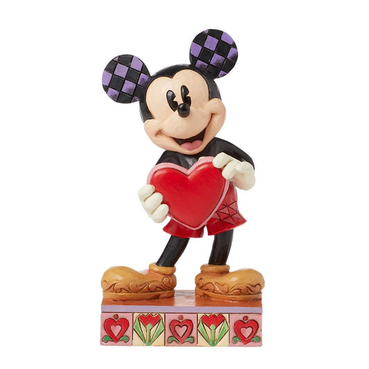 Disney Traditions Mickey met Hart beeld van Jim Shore, handbeschilderd Mickey Mouse verzamelbeeld met romantisch hart en unieke Disney-details.