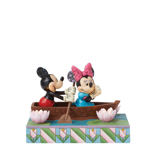 Disney Traditions Mickey & Minnie in Roeiboot beeld van Jim Shore, handbeschilderd Disney verzamelbeeld met Mickey Mouse en Minnie Mouse samen in een romantische roeiboot.