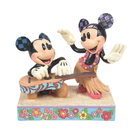 Disney Traditions Mickey & Minnie Hawaii beeld van Jim Shore, handbeschilderd Disney verzamelbeeld van Mickey en Minnie Mouse in tropische Hawaiiaanse stijl met zomerse details.