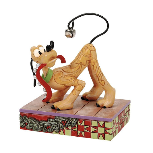 Betoverend Pluto-beeldje van Jim Shore ter viering van Pluto’s 95e jubileum, handbeschilderd en met kerstbellen en staart als instrument, een vrolijk en feestelijk accent voor Disney- en kerstcollecties.