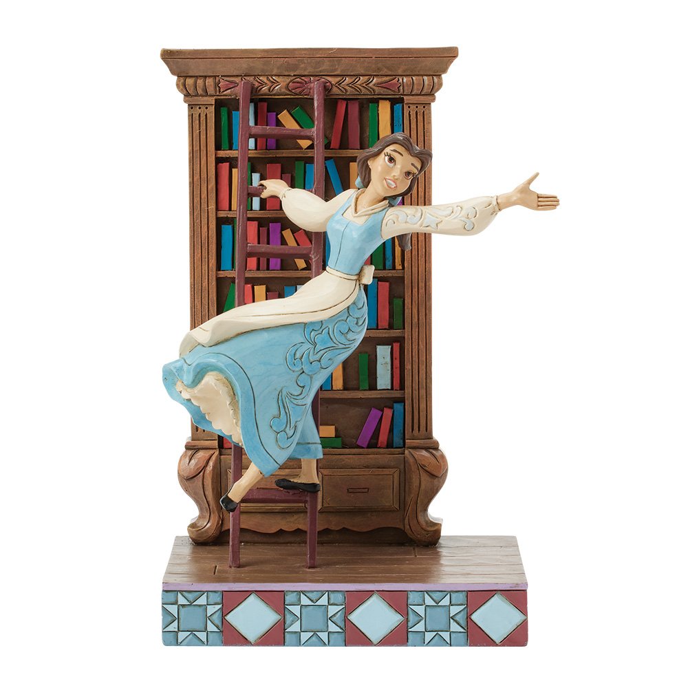 Disney Traditions Belle on Bookcase beeldje van Jim Shore met Belle op een boekenkasttrap, handbeschilderd Disney verzamelbeeld.