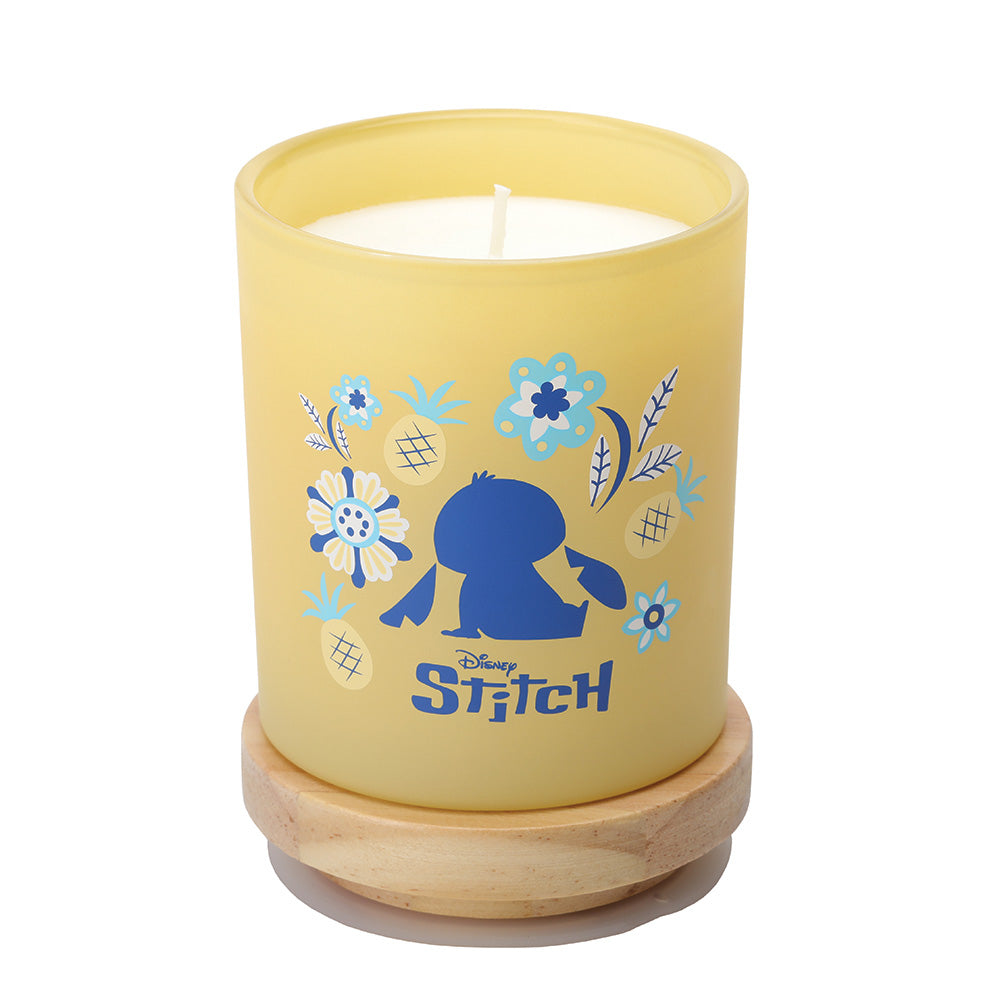 Laat je huis stralen met de Stitch Pineapple & Coconut geurkaars. Perfect om jezelf te verwennen of als tropisch, vrolijk cadeau voor Disney-fans die houden van exotische geuren.
