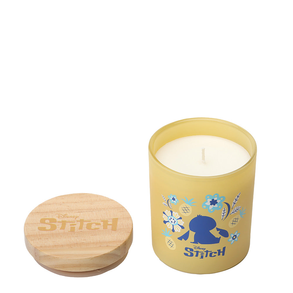 Voel de tropische vibe met de Disney Home Stitch Pineapple & Coconut geurkaars. De combinatie van sappige ananas en zachte kokos vult je huis met een ontspannende en vrolijke ambiance, terwijl Stitch het interieur een speelse touch geeft.