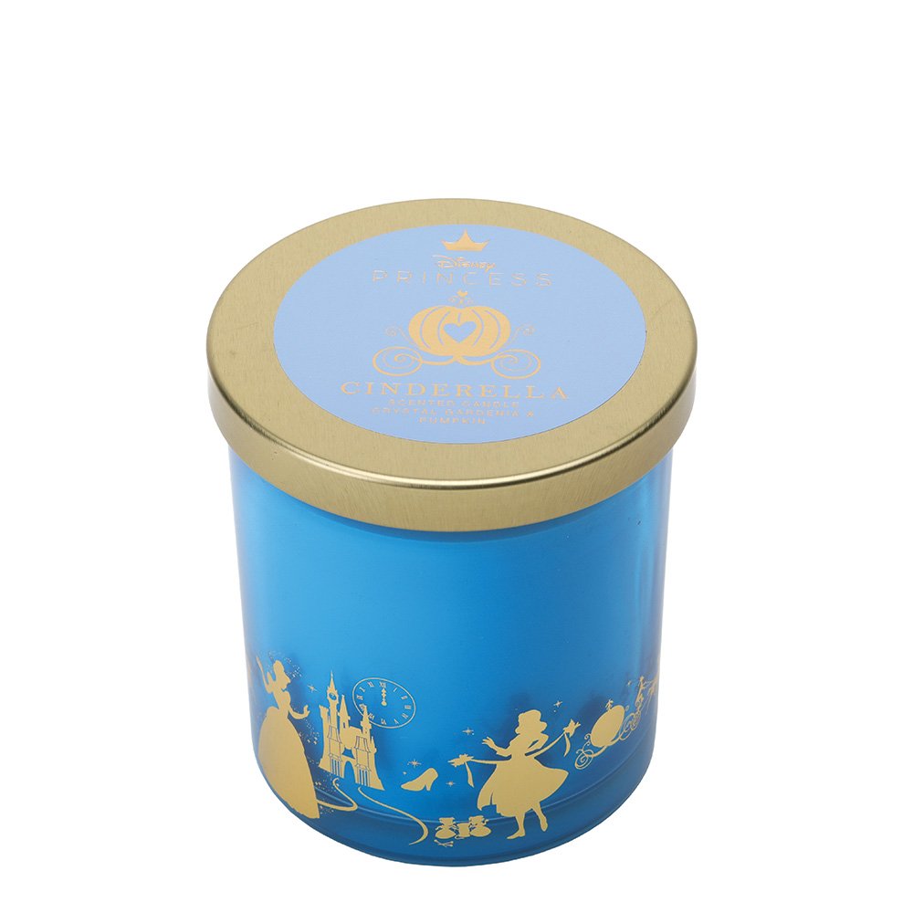 Laat je meevoeren in de wereld van Assepoester met de Disney Assepoester Gardenia & Pumpkin geurkaars. De verfijnde bloemengeur van gardenia, gecombineerd met de warme en zachte accenten van pompoen, zorgt voor een gezellige en elegante sfeer in huis. Het sierlijke design maakt deze geurkaars tot een stijlvolle blikvanger en een perfect item om elk moment om te toveren tot een sprookjesachtig ontspanningsmoment. Ideaal voor jezelf of als betoverend cadeau voor elke Disney-liefhebber.