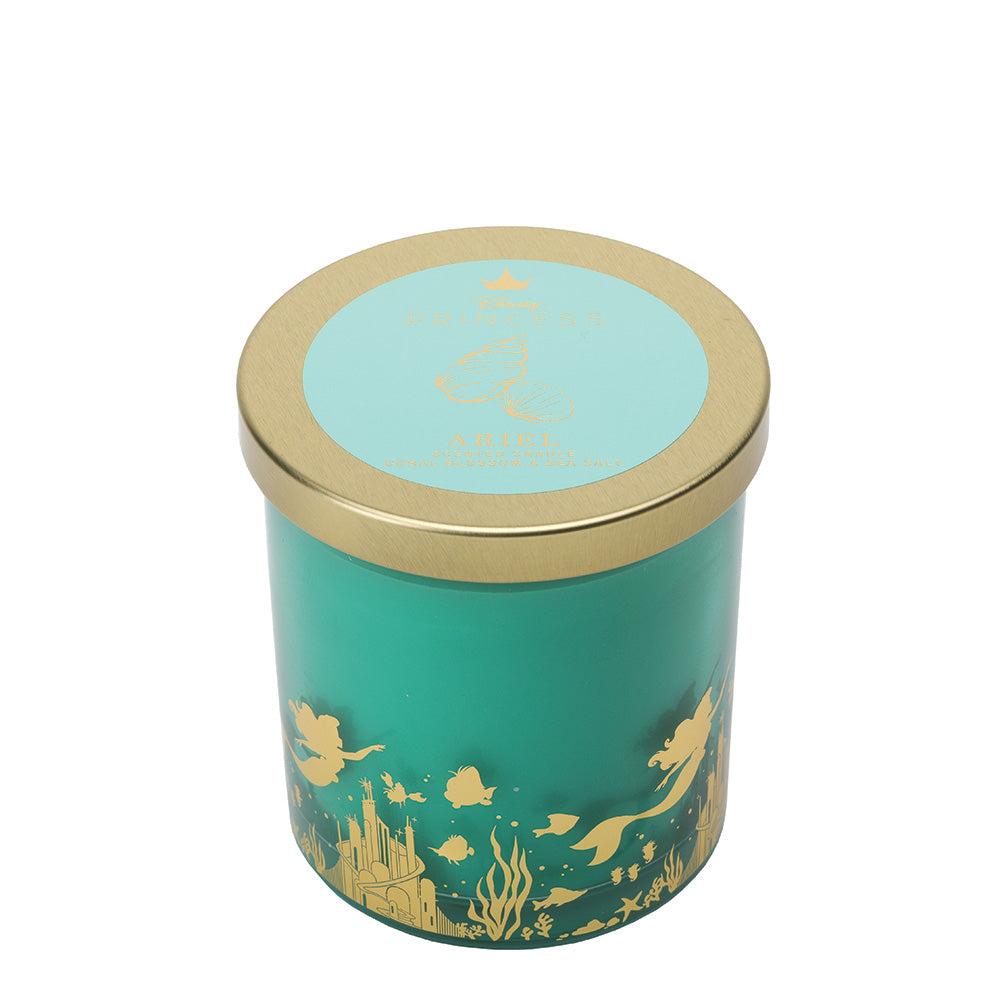 Haal de betovering van de oceaan in huis met de Disney Home Ariel Coral Blossom Sea Salt geurkaars. De frisse zeezoutgeur zorgt voor een rustgevende sfeer, terwijl het elegante design een stijlvolle toevoeging is aan elk interieur. Perfect voor ontspanning of als magisch cadeau voor Disney-fans.