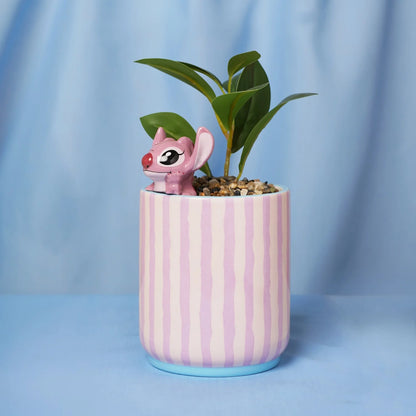 Plantenpot met mini Angel uit Disney’s Lilo & Stitch, voorzien van een levensechte kunstplant en charmant design, perfect voor bureau, vensterbank of woonkamer.