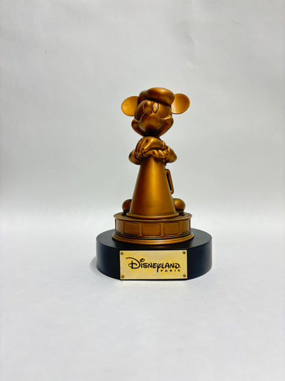 Mickey Mouse Studio’s Statue geïnspireerd op Disneyland Parijs, met filmregisseur Mickey in bronskleurige afwerking.