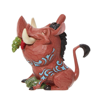 Handbeschilderd beeldje van Pumbaa uit gegoten steen met folkloristische details, onderdeel van de Jim Shore-collectie.