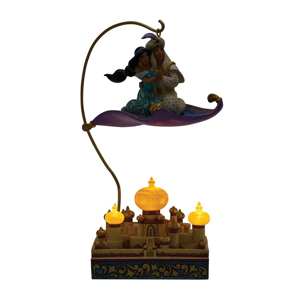 Breng een vleugje Disney-romantiek in huis met dit elegante Disney Traditions beeldje van Jasmine en Aladdin – Magic in the Moonlight. De harmonieuze compositie en subtiele details zorgen voor een dromerige sfeer die in elk interieur tot zijn recht komt.

Het ontwerp van Jim Shore staat garant voor kwaliteit, karakter en oog voor detail, waardoor dit beeldje niet alleen een decoratief pronkstuk is, maar ook een waardevolle aanvulling op iedere Disney-verzameling.