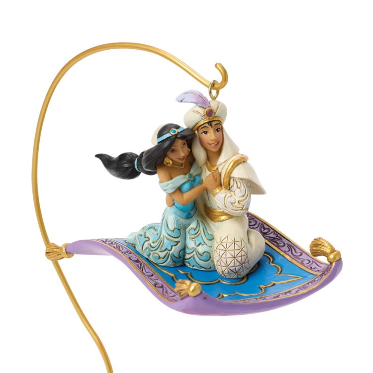 Dit sfeervolle Disney Traditions Magic in the Moonlight beeldje met Jasmine en Aladdin is een prachtig eerbetoon aan één van Disney’s meest geliefde liefdesverhalen. De verfijnde houding, het maanlichteffect en de handgeschilderde details geven dit beeldje een warme en magische uitstraling.

Dankzij het vakmanschap van Jim Shore is dit een hoogwaardig verzamelstuk, perfect om cadeau te geven of om zelf een speciaal plekje in huis te geven.