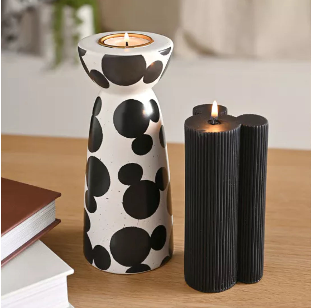 Moderne Disney Mickey Shapes Theelichthouder, onderdeel van de officieel gelicenseerde collectie, met herkenbare Mickey Mouse-silhouetten, ideaal voor Disney-superfans.
