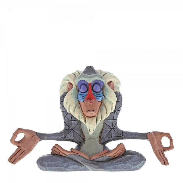 Kleurrijk Rafiki-beeldje van Jim Shore uit Disney’s “The Lion King”, handbeschilderd en zittend in een meditatieve houding, perfect als uniek verzamelobject.