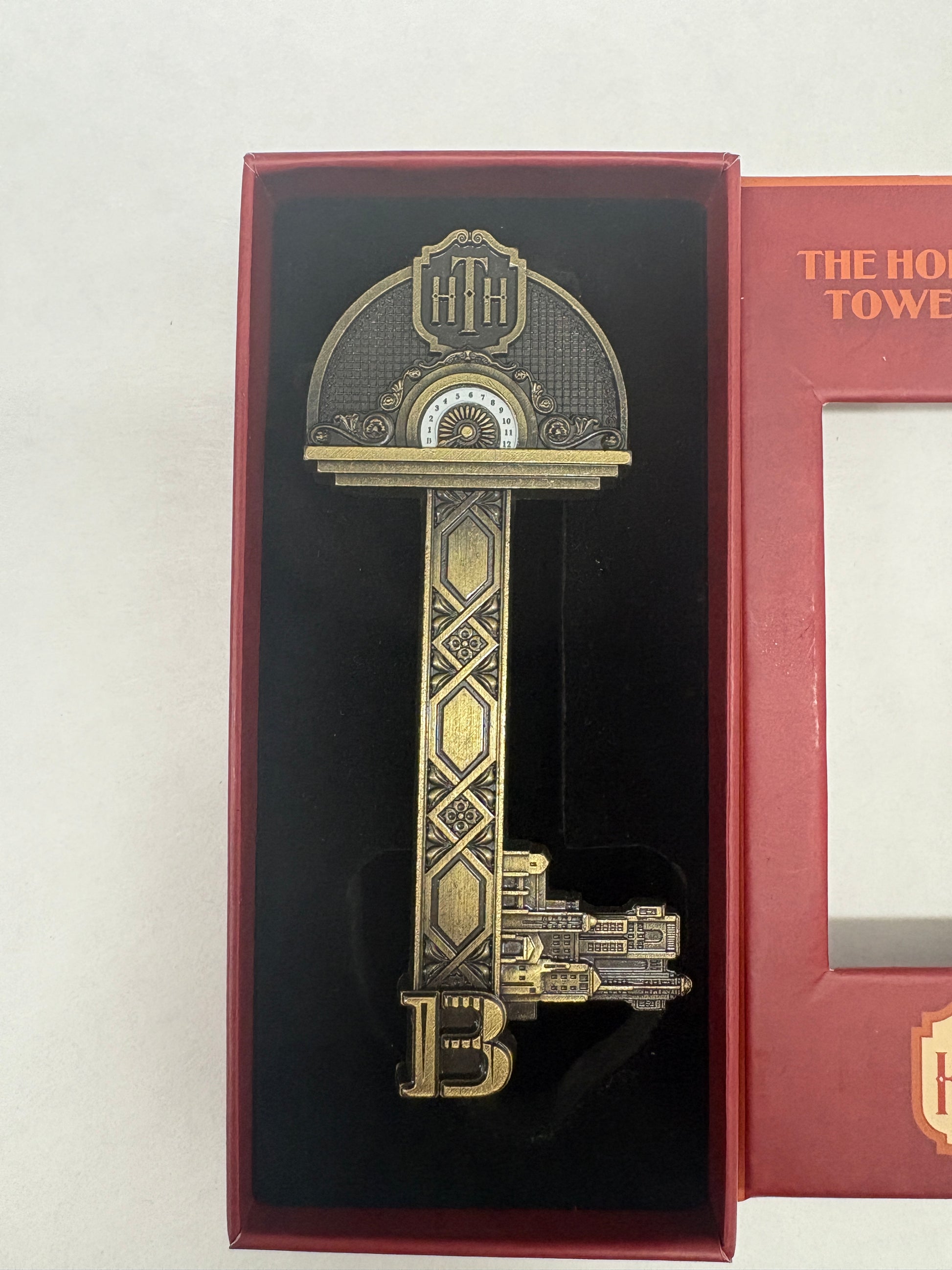 Gedetailleerde decoratieve sleutel geïnspireerd op The Twilight Zone Tower of Terror attractie.