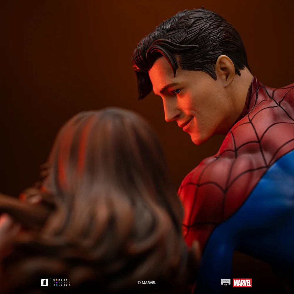 “Gedetailleerd Spider-Man & MJ beeldje, officieel Marvel-product, ideaal om tentoon te stellen op plank of bureau.”