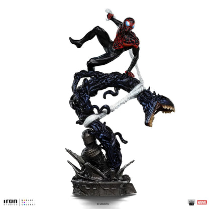 Haal de moderne Spider-Man in huis met deze Miles Morales BDS Art Scale 1/10 statue. De dynamische houding en verfijnde details zorgen voor een krachtige en realistische uitstraling. Een absolute blikvanger voor elke Marvel-verzamelaar.