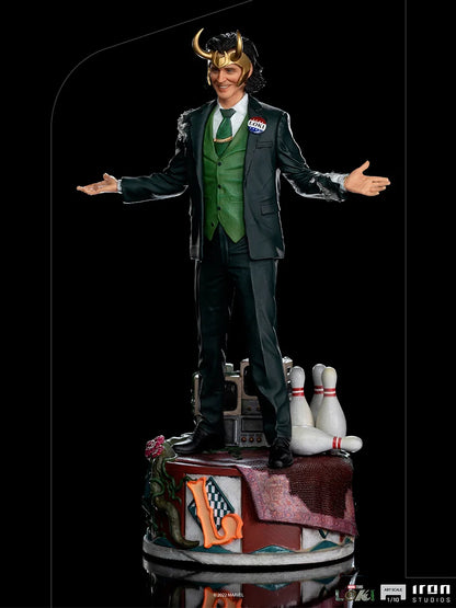 “Marvel Loki beeldje in President-variant, ideaal om tentoon te stellen op plank, bureau of in collectie.”