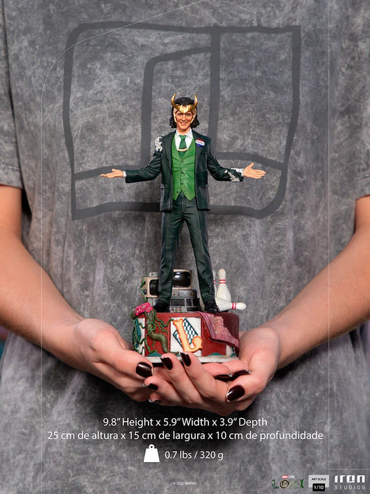 “Marvel Loki President Variant Statue, handgemaakt en gedetailleerd, officieel gelicentieerd met iconische outfit en glimlach.”