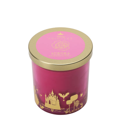Laat je betoveren door de Disney Home Doornroosje Rose & Vanille geurkaars. De harmonieuze mix van romantische roos en romige vanille vult je huis met een zachte, warme geur die uitnodigt tot ontspanning. Het elegante, door Doornroosje geïnspireerde design maakt deze kaars tot een prachtige eyecatcher en een perfecte aanvulling op elk interieur.